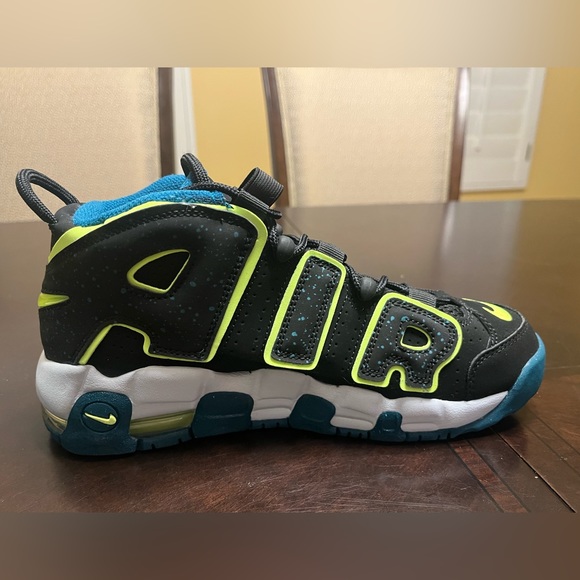 nike uptempo multicolor